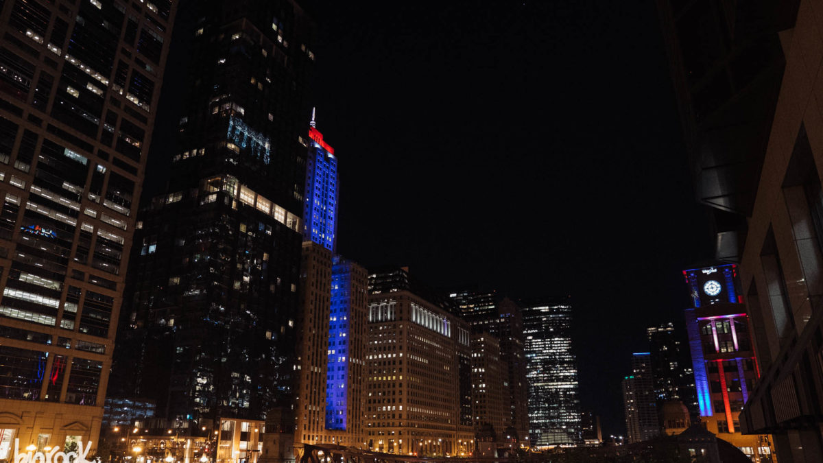 Siamo dall’altra parte del mondo a Chicago, ma il destino e babbo natale alcolizzato ci danno filo da torcere